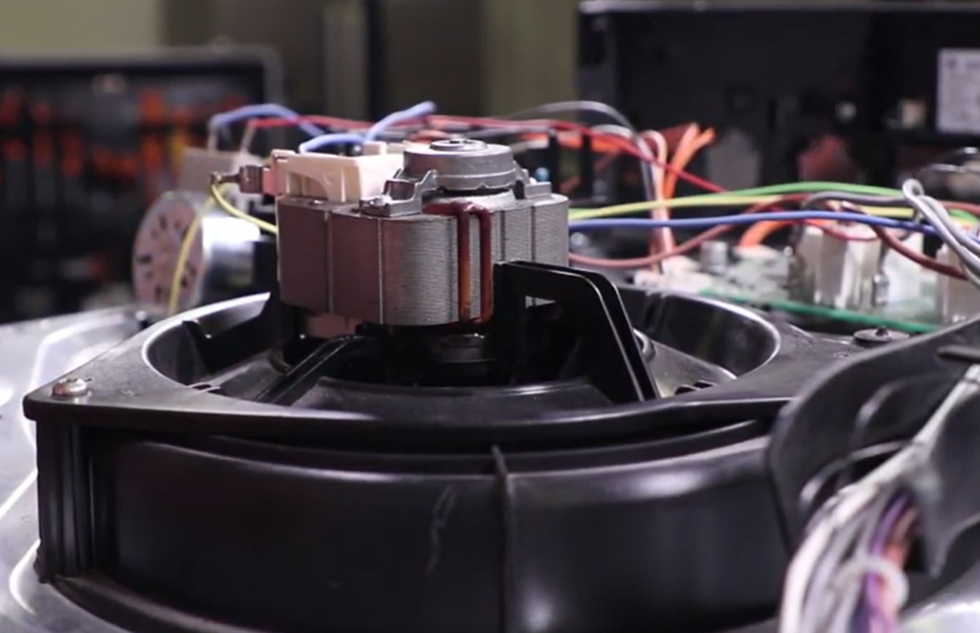 Testez le ventilateur tangentiel du four