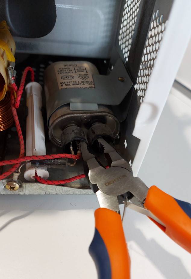 Déchargez le condensateur du micro-ondes