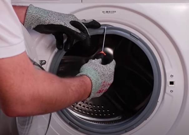 Comment remplacer ou réparer un élément de porte d'une machine à laver ?