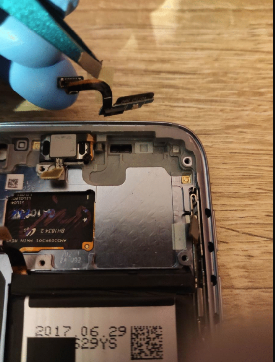 Remplacez la nappe des capteurs de luminosité ou de proximité