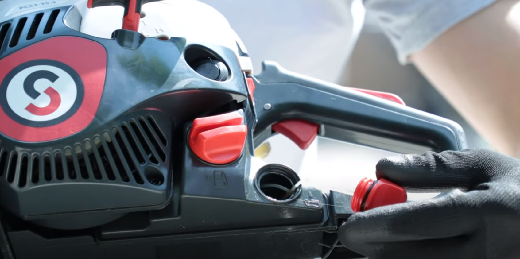 Contrôlez le réservoir d'huile