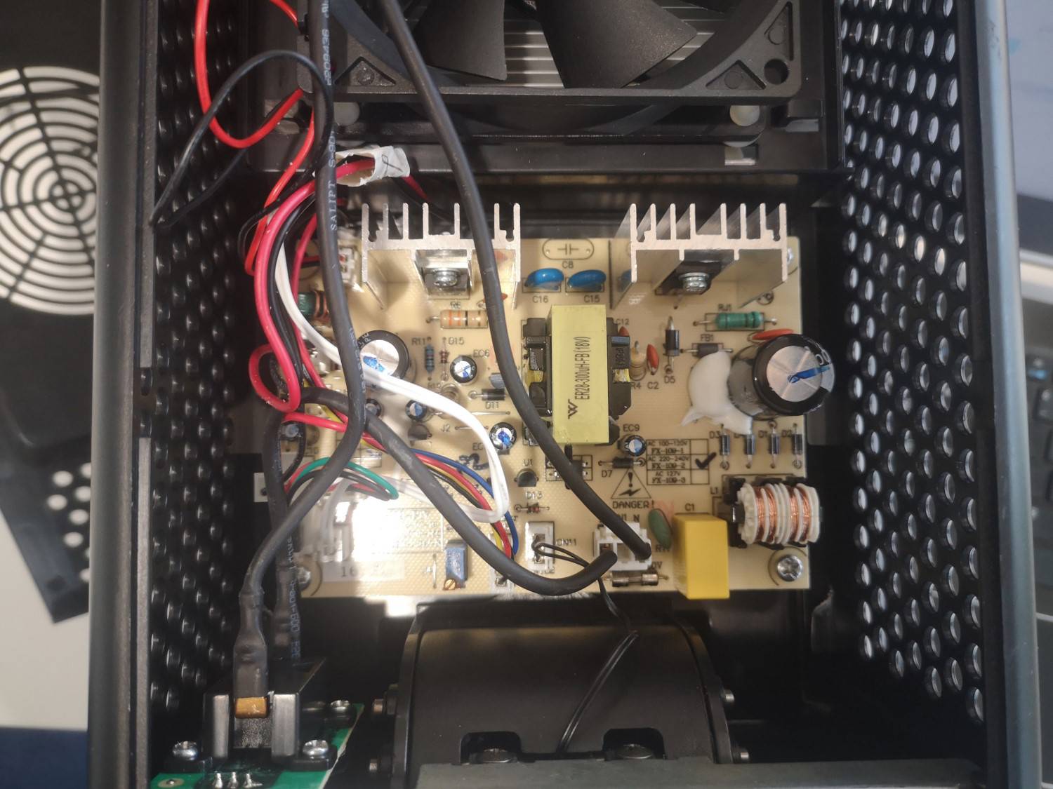 Examinez la carte électronique de la tireuse à bière