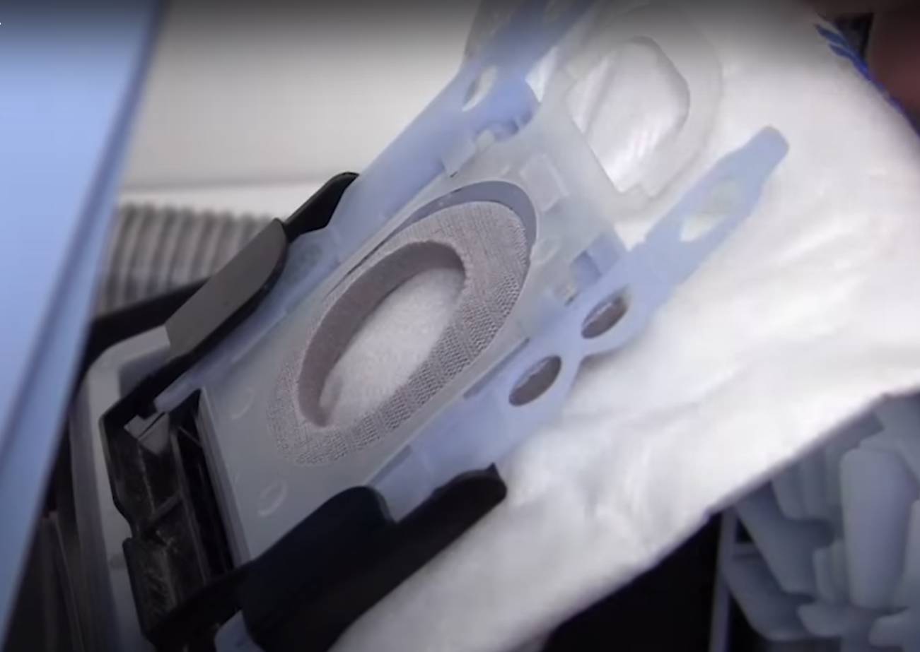 Vérifiez le sac ou le réservoir de l'aspirateur