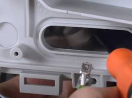 Méthode 2 : Enlevez l’objet coincé dans la cuve par l’orifice de la durite cuve-pompe