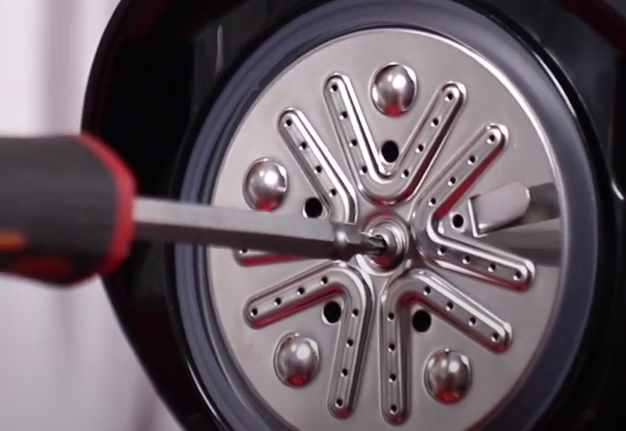 Nettoyez le bec verseur et le diffuseur