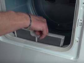 Comment nettoyer le filtre à peluche d'un sèche-linge ? - TUTO