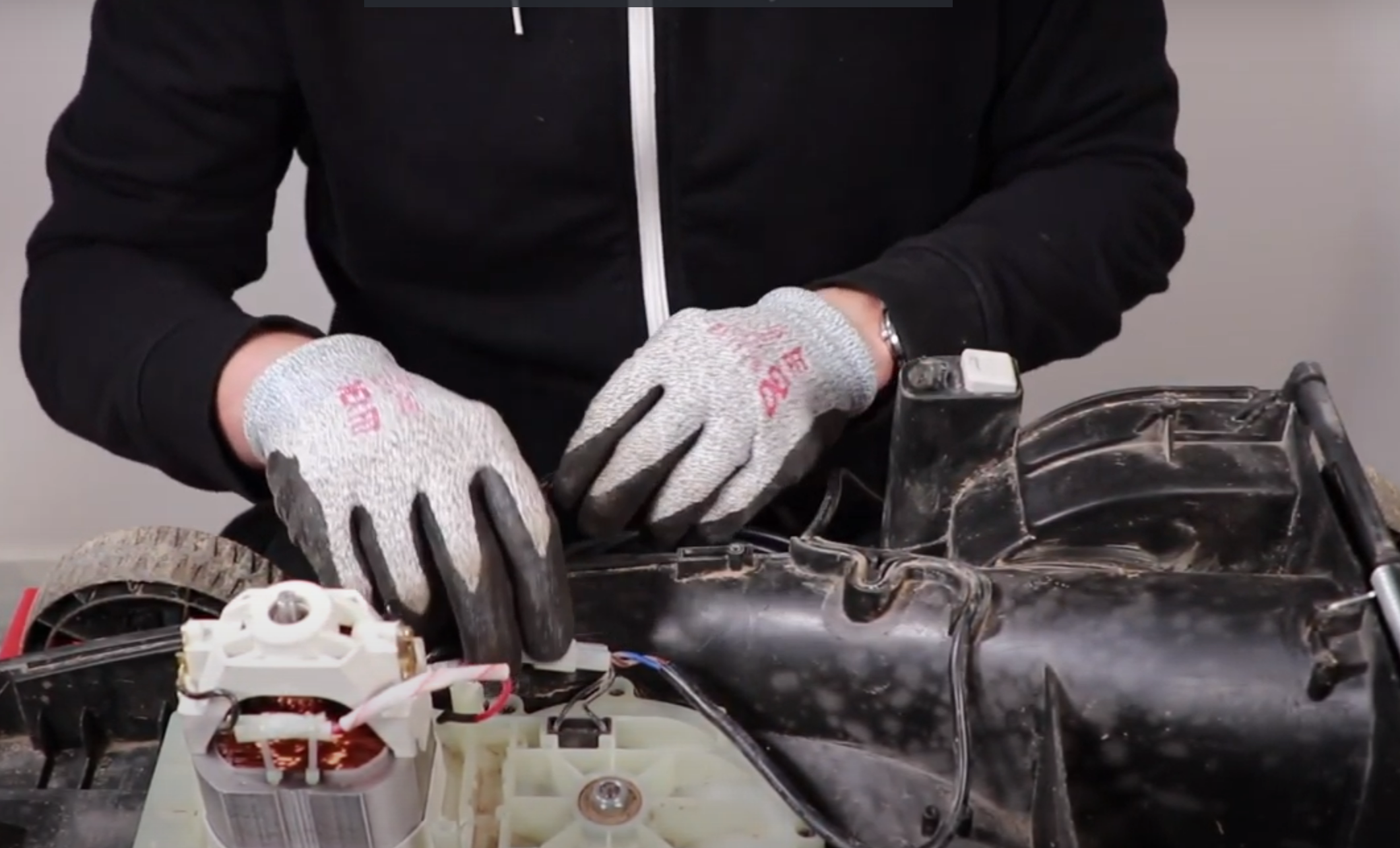 Inspectez le câble d'alimentation de la tondeuse