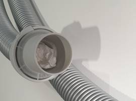 Examinez la brosse et le flexible de l'aspirateur