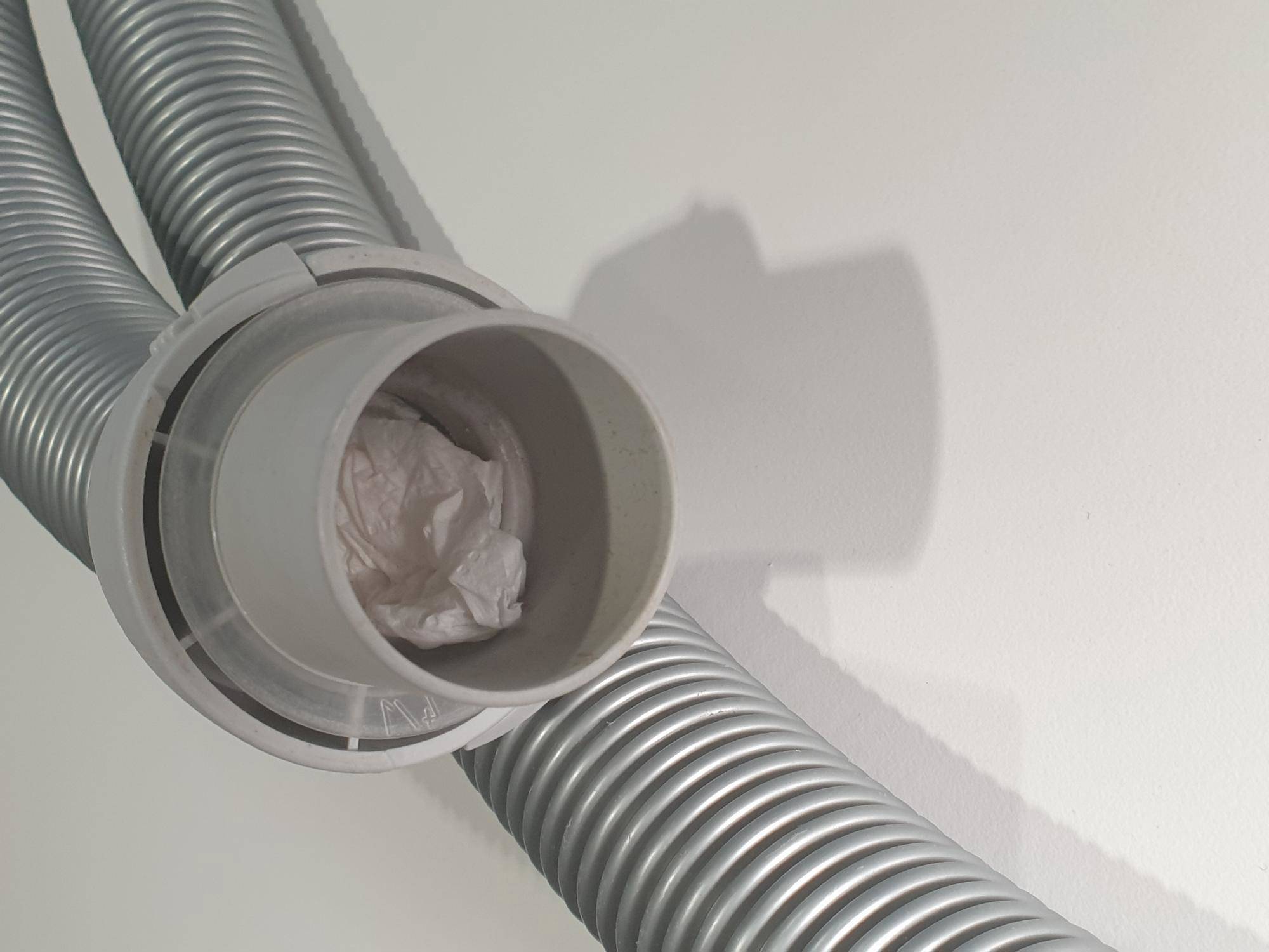 Examinez la brosse et le flexible de l'aspirateur