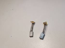 Examinez les charbons moteur