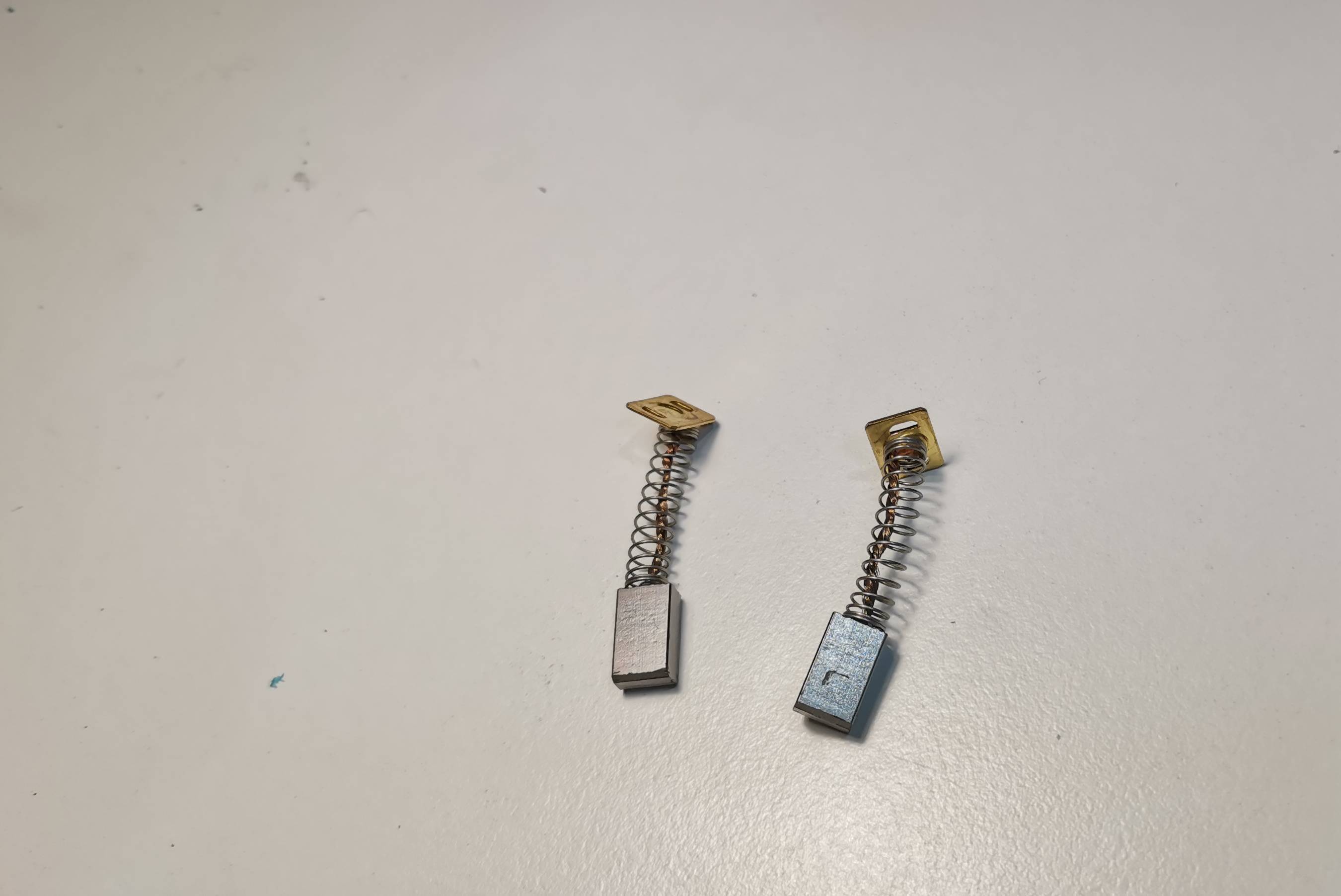 Examinez les charbons moteur