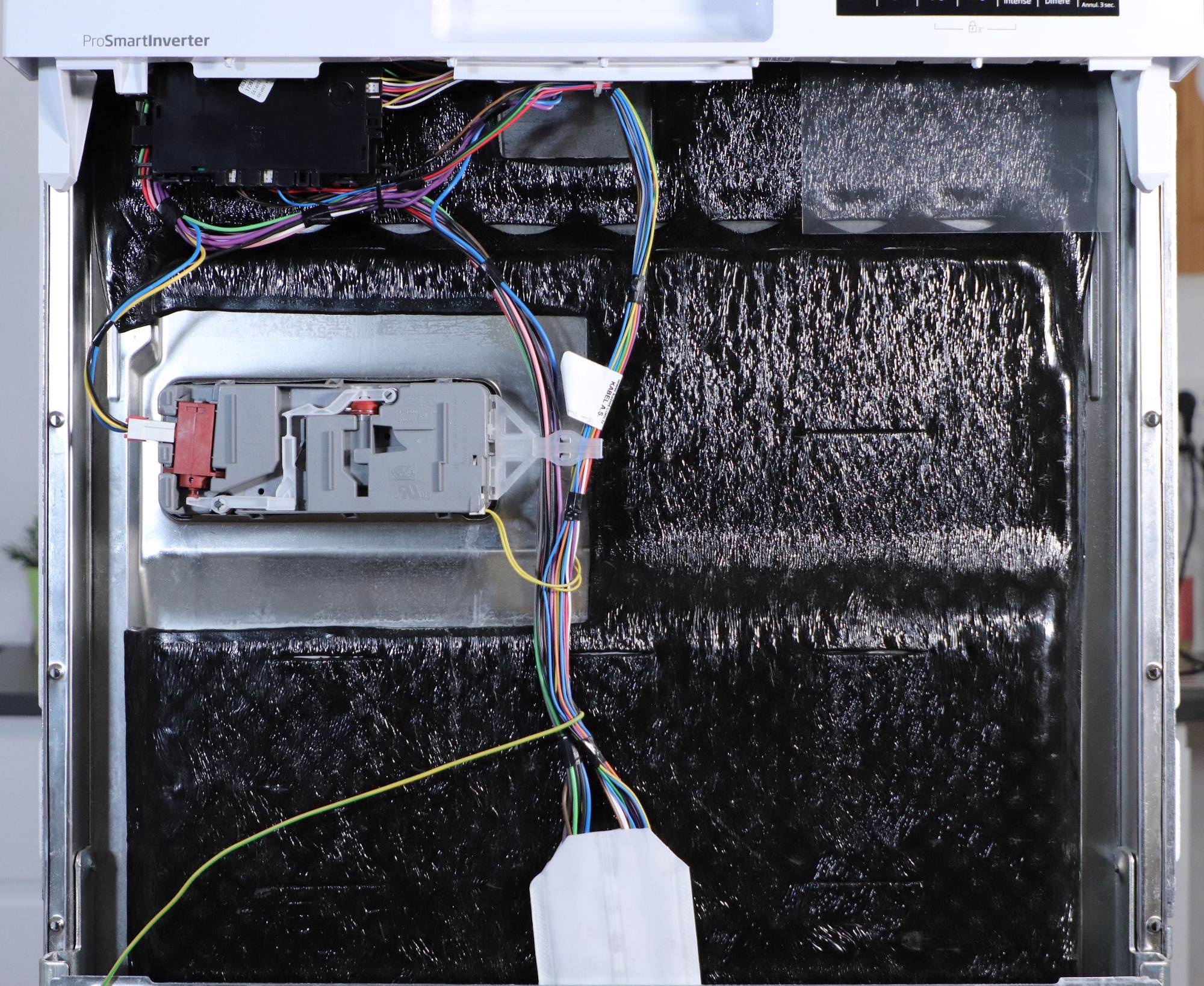 Examinez l'étanchéité de la tôle avant du lave-vaisselle