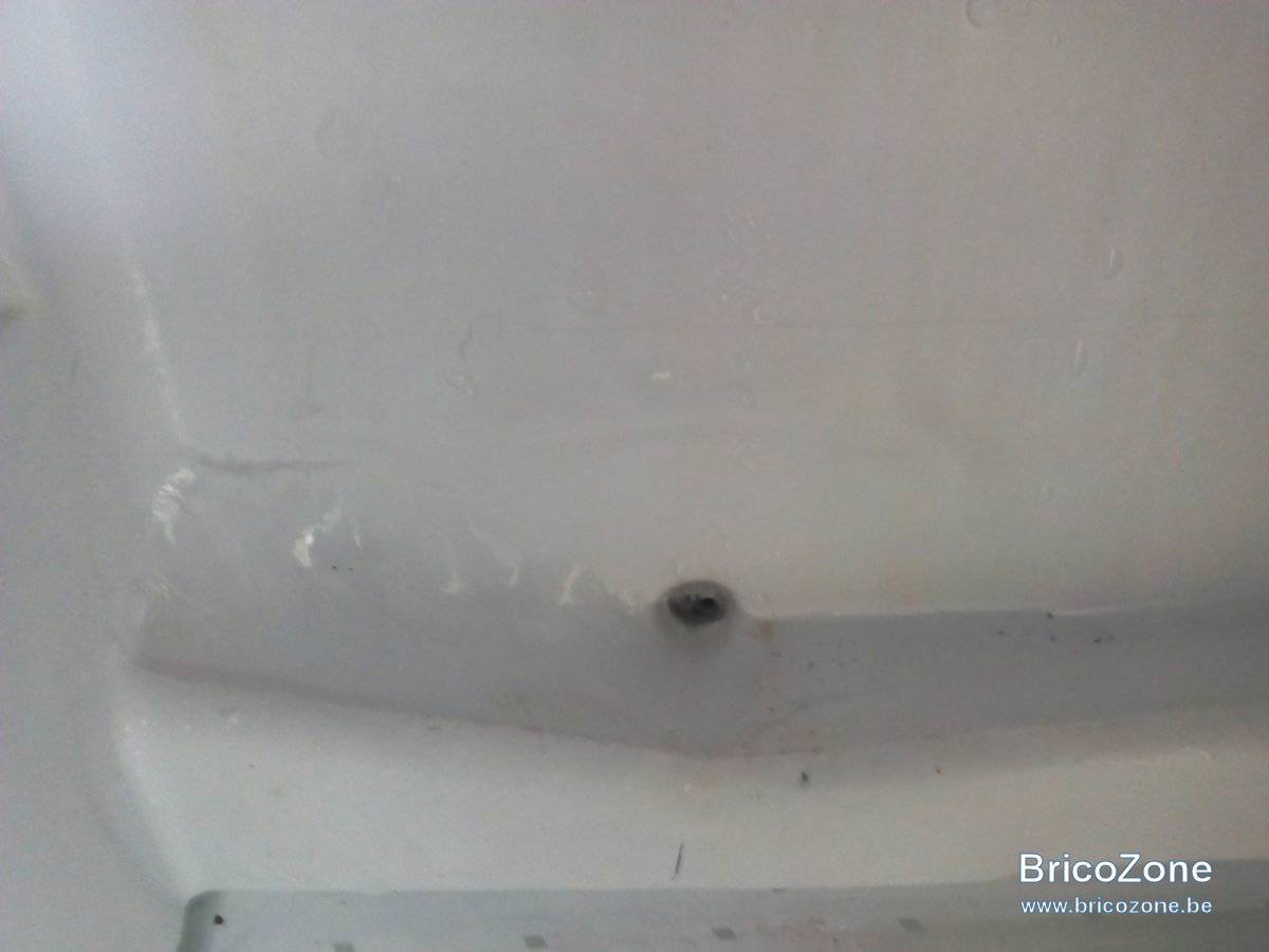 Vérifiez la gouttière d'évacuation d'eau