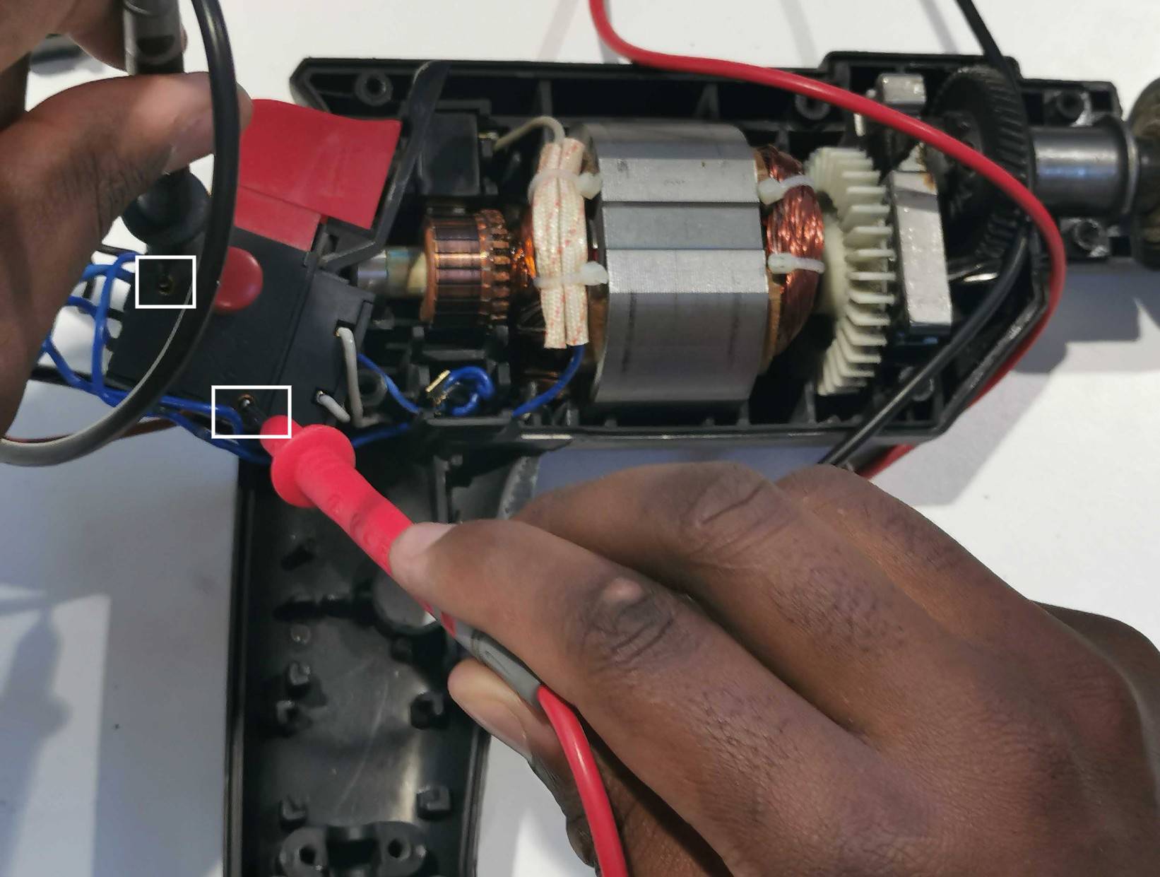 Testez l'interrupteur de la perceuse filaire