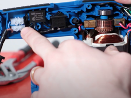 Vérifiez la filerie et les organes de la ponceuse