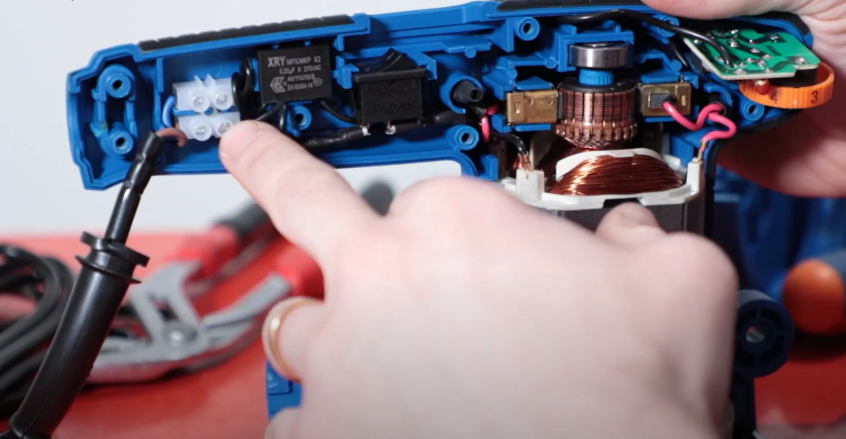 Vérifiez la filerie et les organes de la ponceuse