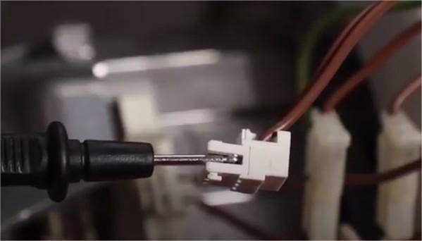 Testez la continuité entre le moteur et la carte électronique