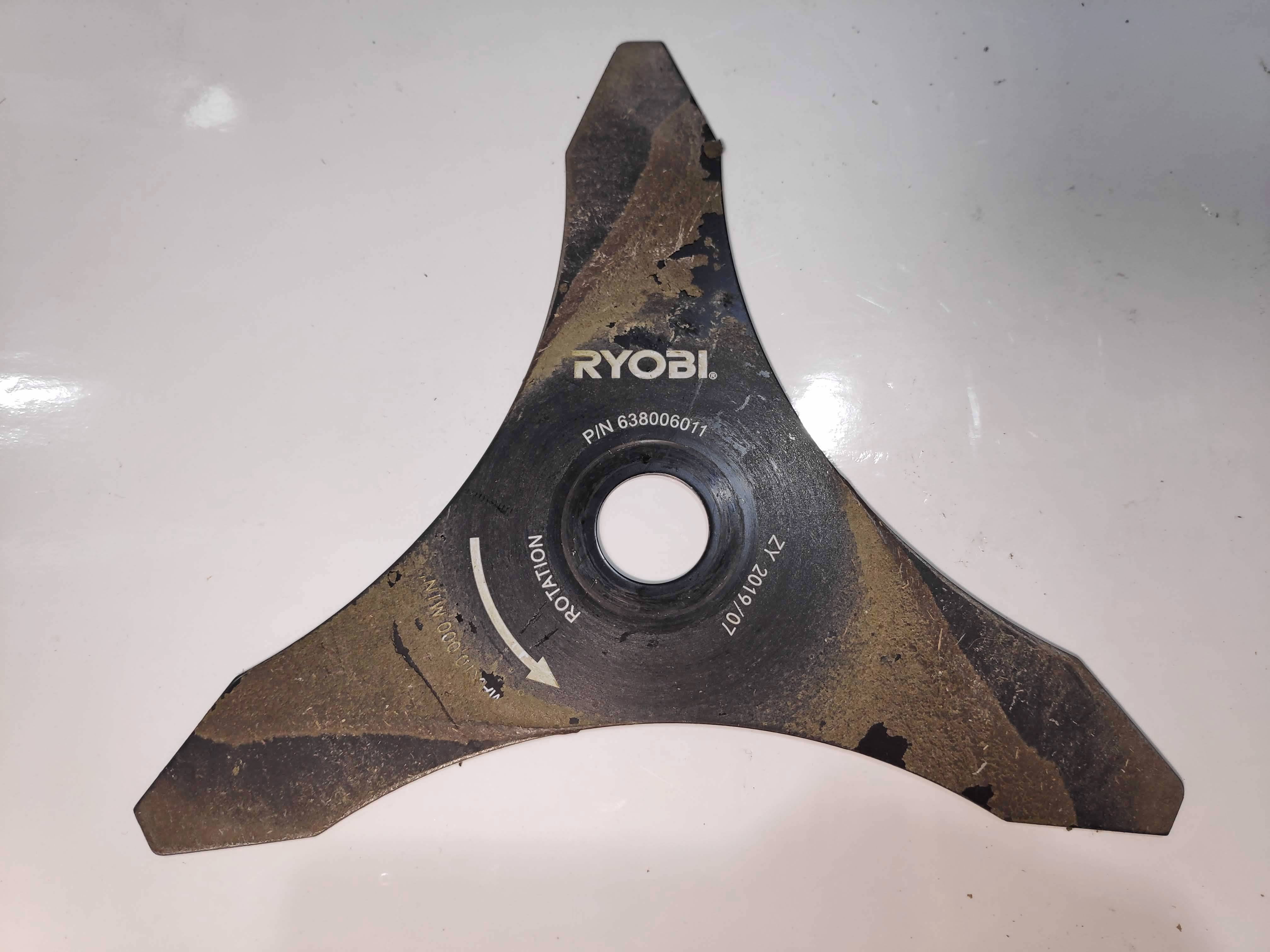 Nettoyez la tête de la débroussailleuse