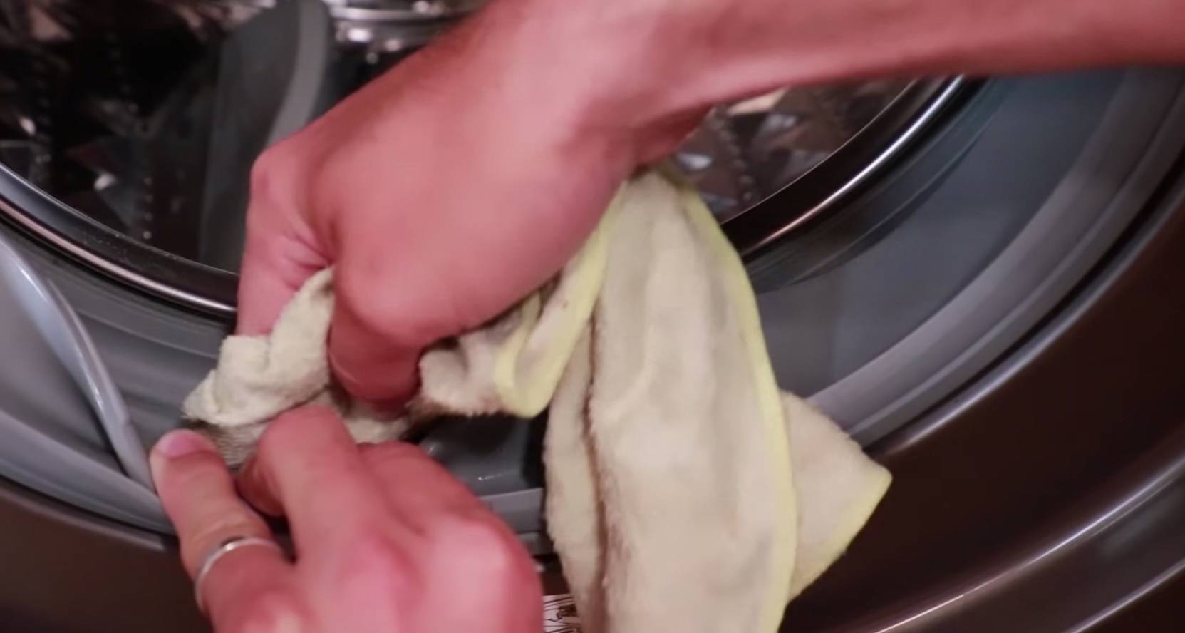 Nettoyez le joint de la porte 