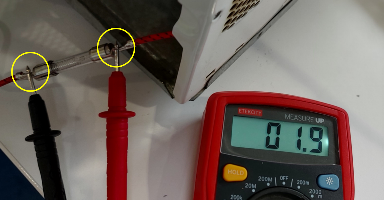 Testez les fusibles du micro-ondes