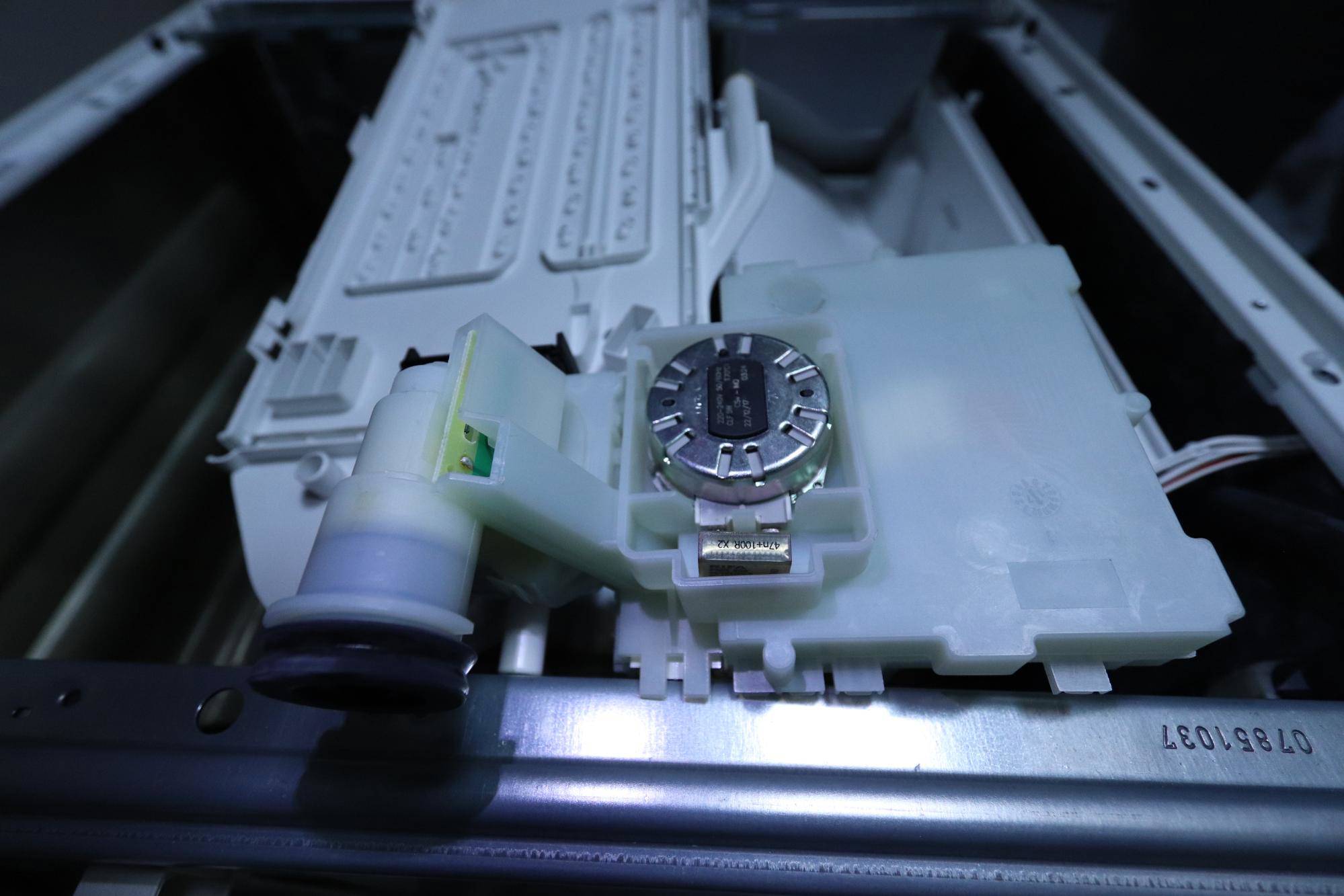 Contrôlez le répartiteur d'eau du lave-linge