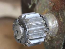 Vérifiez les roues de la tondeuse