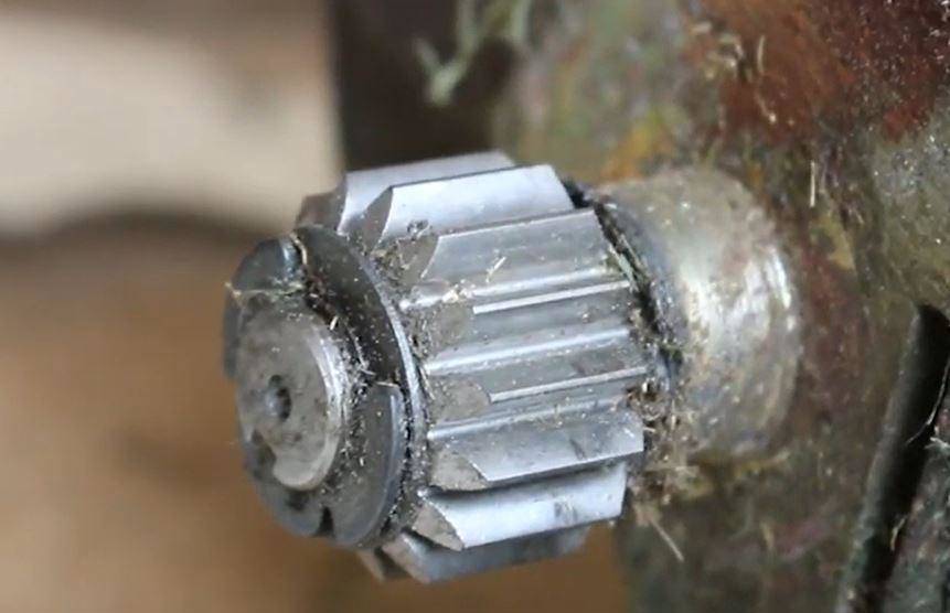 Vérifiez les roues de la tondeuse