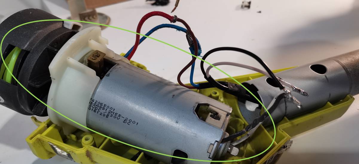 Examinez les charbons moteur