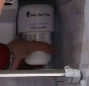 Comment changer le filtre à eau d'un frigo américain ? - TUTO