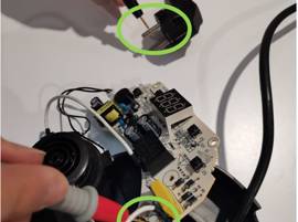 Vérifiez s'il y a une fuite d'électricité