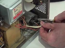 Retirez le condensateur défectueux