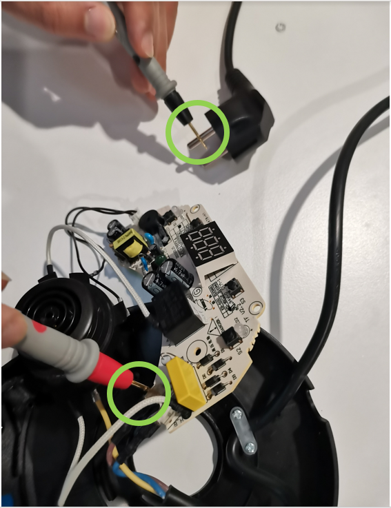 Vérifiez s'il y a une fuite d'électricité