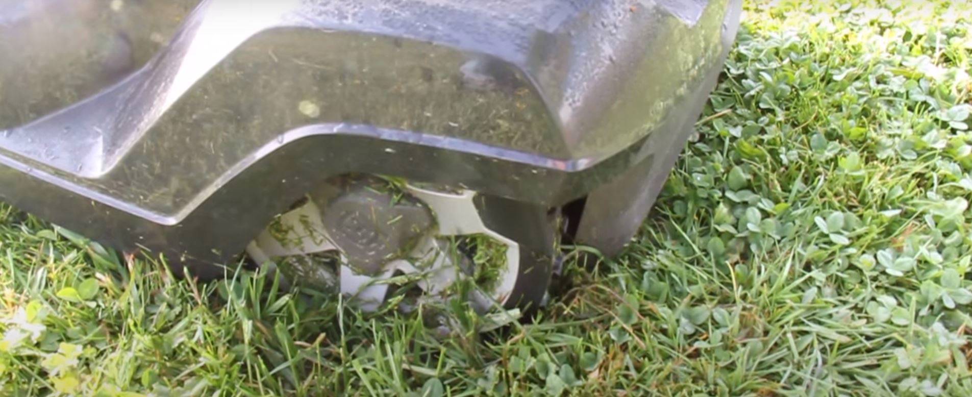 Vérifiez les roues du robot tondeuse