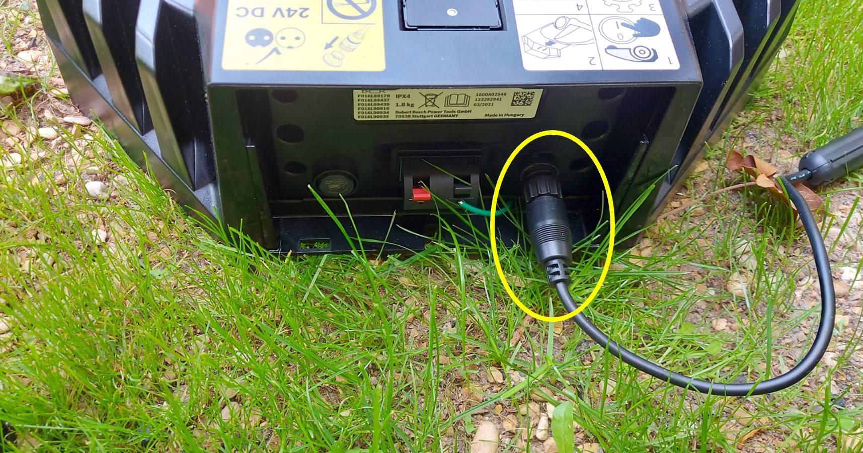 Vérifiez la station de charge du robot tondeuse