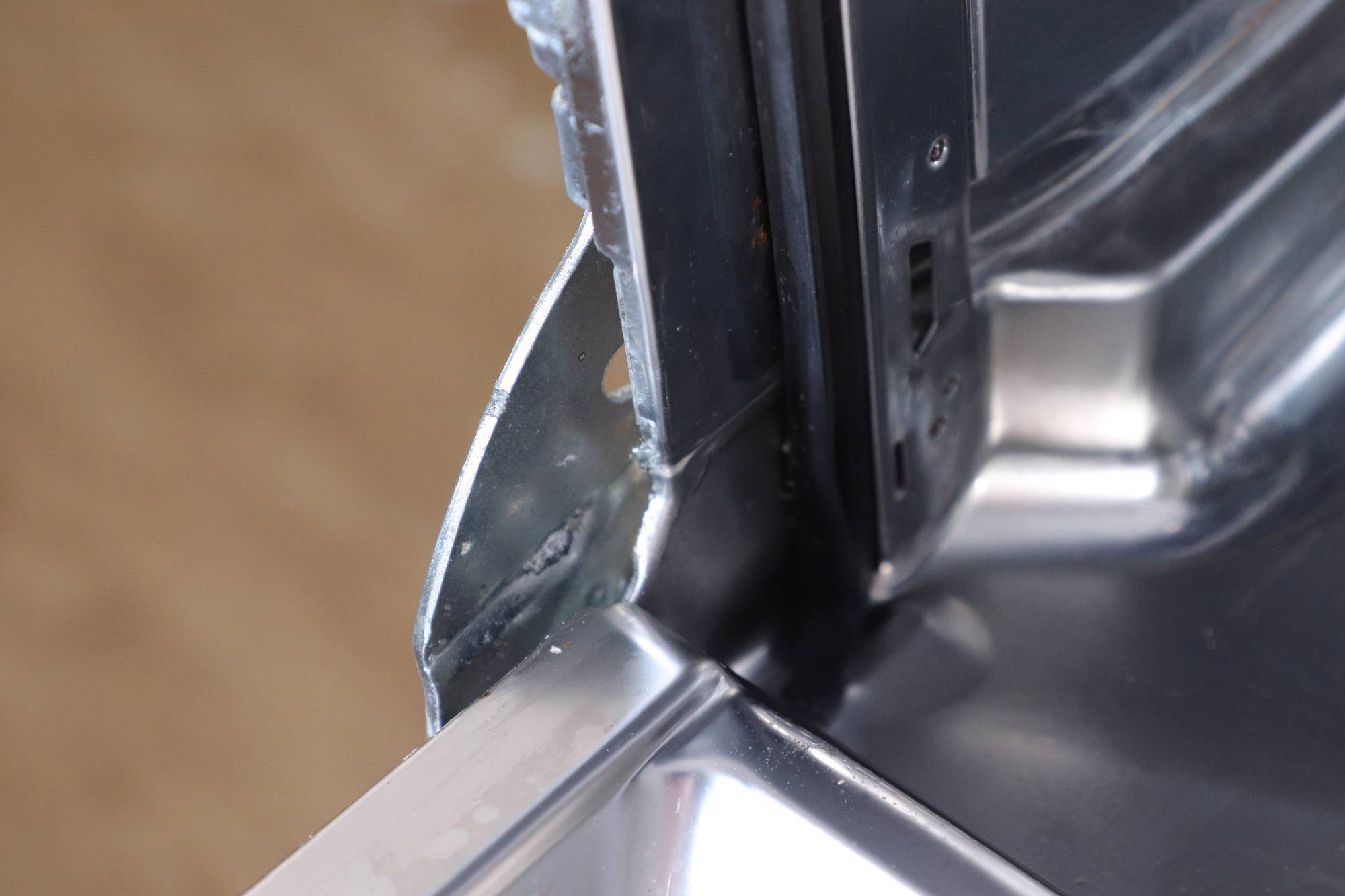 Contrôlez les charnières du lave-vaisselle