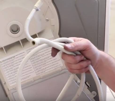 Changer le tuyau d'évacuation d'air dans un sèche-linge 