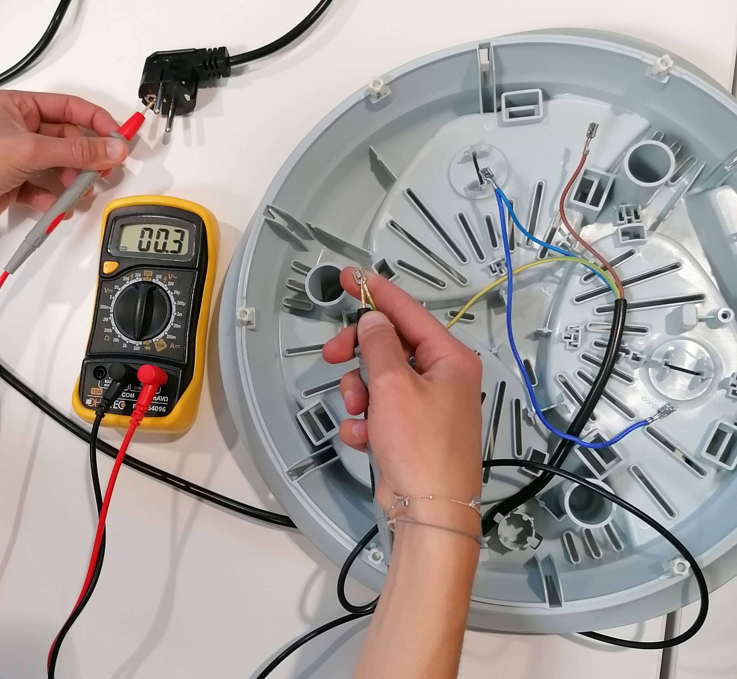 Testez le cordon de l'appareil à raclette