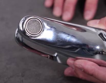 Contrôlez le mousseur du robinet