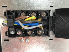 Vérifiez le bornier d'alimentation