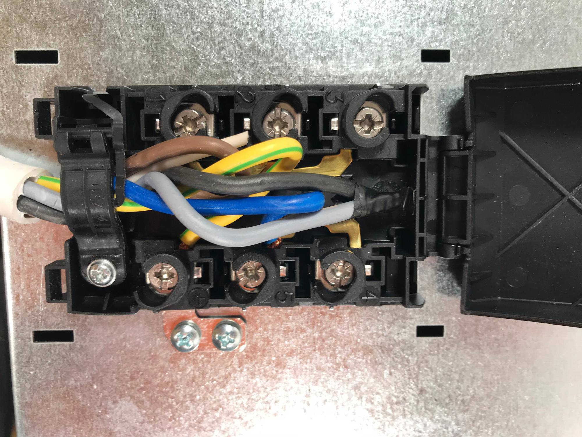 Vérifiez le bornier d'alimentation