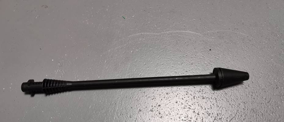 Examinez la lance et la rotabuse