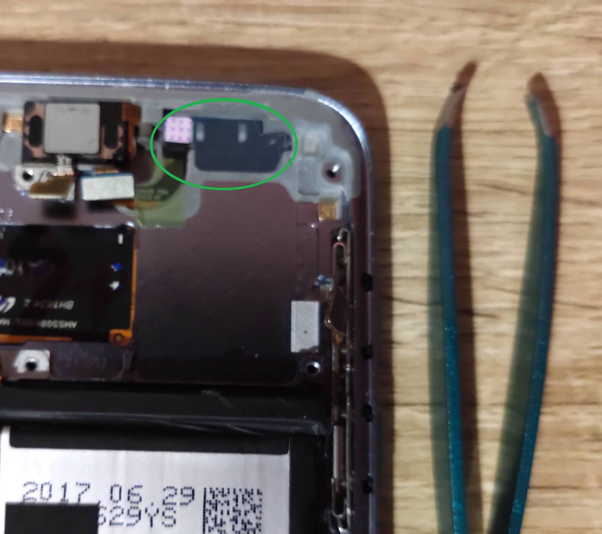 Remplacez la nappe des capteurs de luminosité ou de proximité