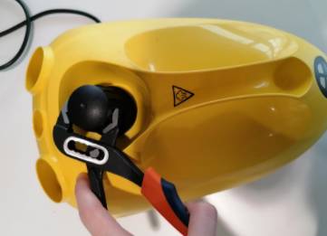 Essayez d'ouvrir avec une pince