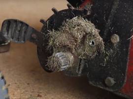 Vérifiez les roues de la tondeuse