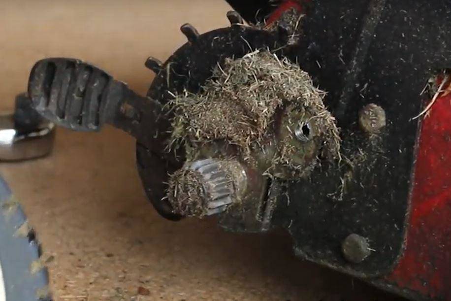 Vérifiez les roues de la tondeuse