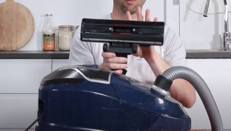 Examinez la brosse et le tuyau de l'aspirateur