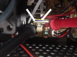 Examinez la carte électronique de la tireuse à bière