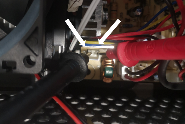 Examinez la carte électronique de la tireuse à bière