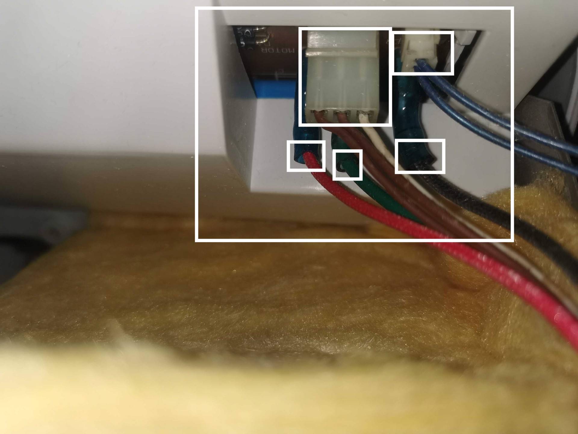 Examinez les fils de connections sur la carte électronique