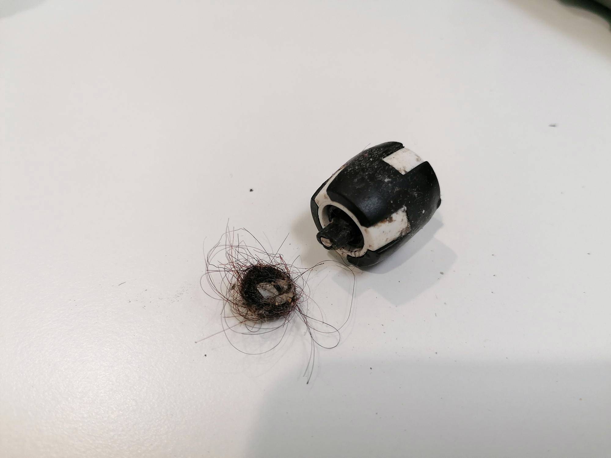 Nettoyez les roues de l'aspirateur robot